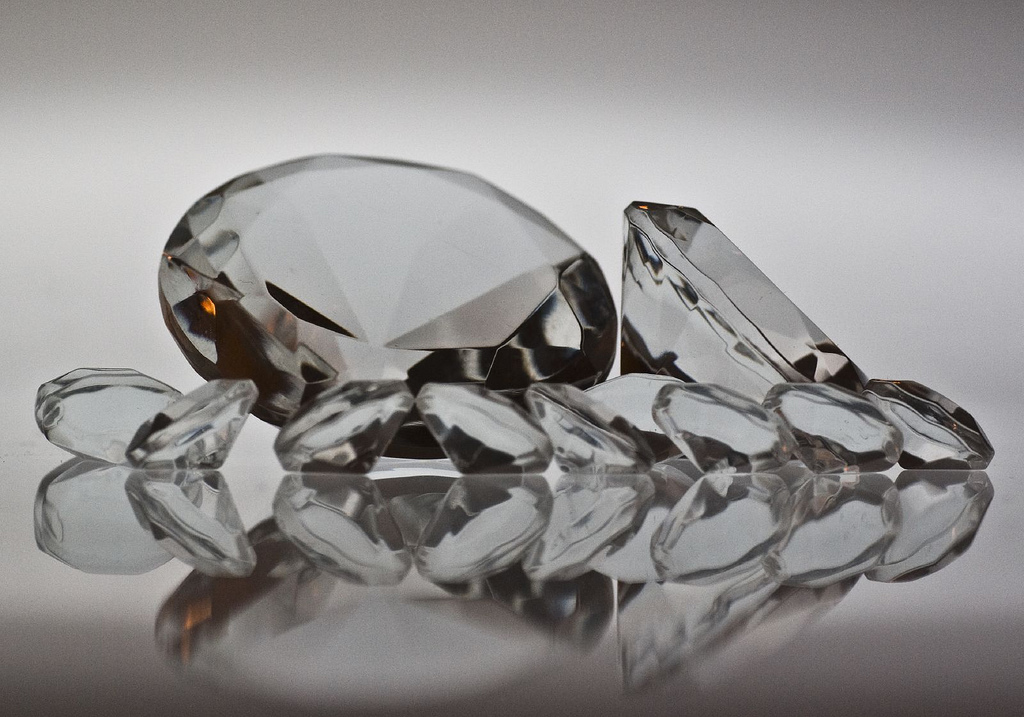 Featured image of post 【譯作】鑽石恆久遠？｜Are Diamonds Really Forever?